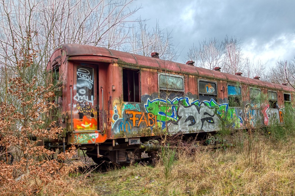 HDR urbex trein train chemin de fer Junkyard urban graffiti oldtimer junk decay vervallen abandoned abondonne vandalisme